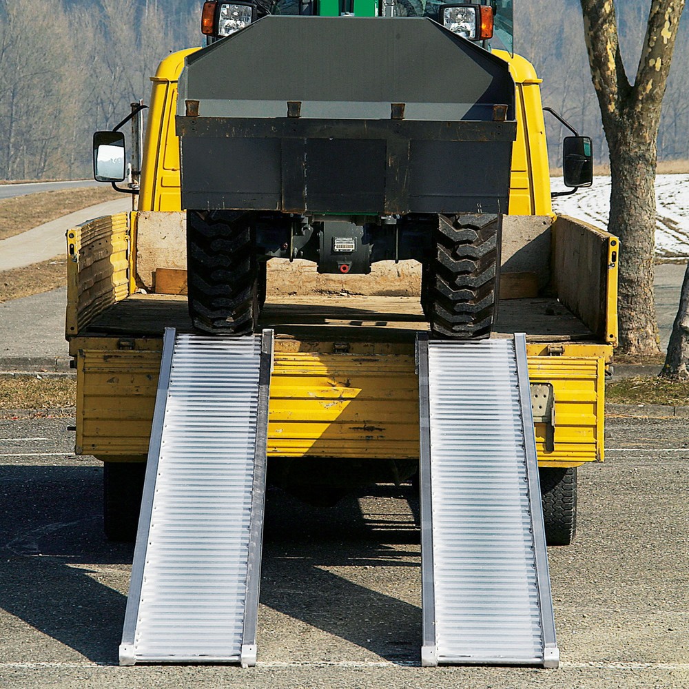 Image of Eine Schwerlast-Verladeschiene vereinfacht den sicheren Wagen-Transport Die Verladeschiene ohne Rand erweist Ihnen einen praktischen und sicheren Dienst. Ob Bagger, Stapler oder Traktoren – im Handumdrehen verladen Sie Fahrzeuge mittlerer Grösse. Dank des