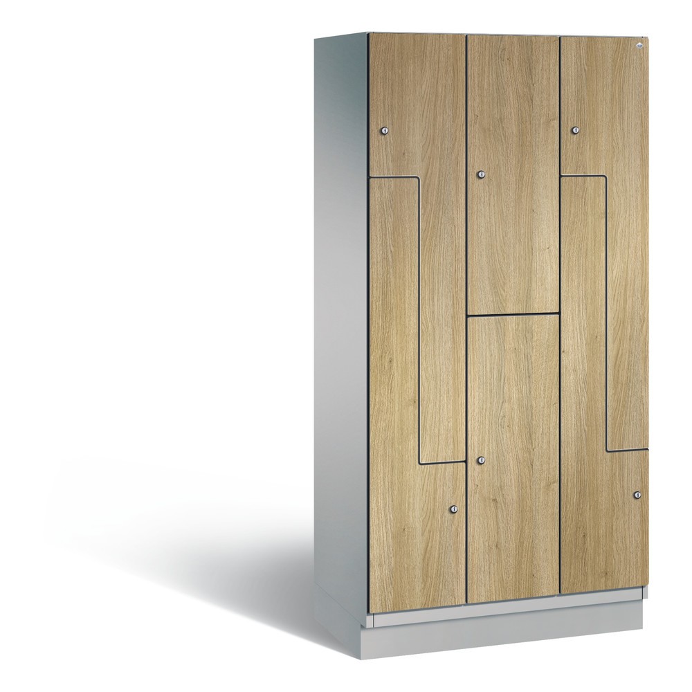 Armoire combinée en Z C+P Cambio, 3 compartiments, largeur des compartiments 300 mm, HxlxP 1 980x900x525 mm, RAL 9006 aluminium blanc, décor chêne Sereno, socle