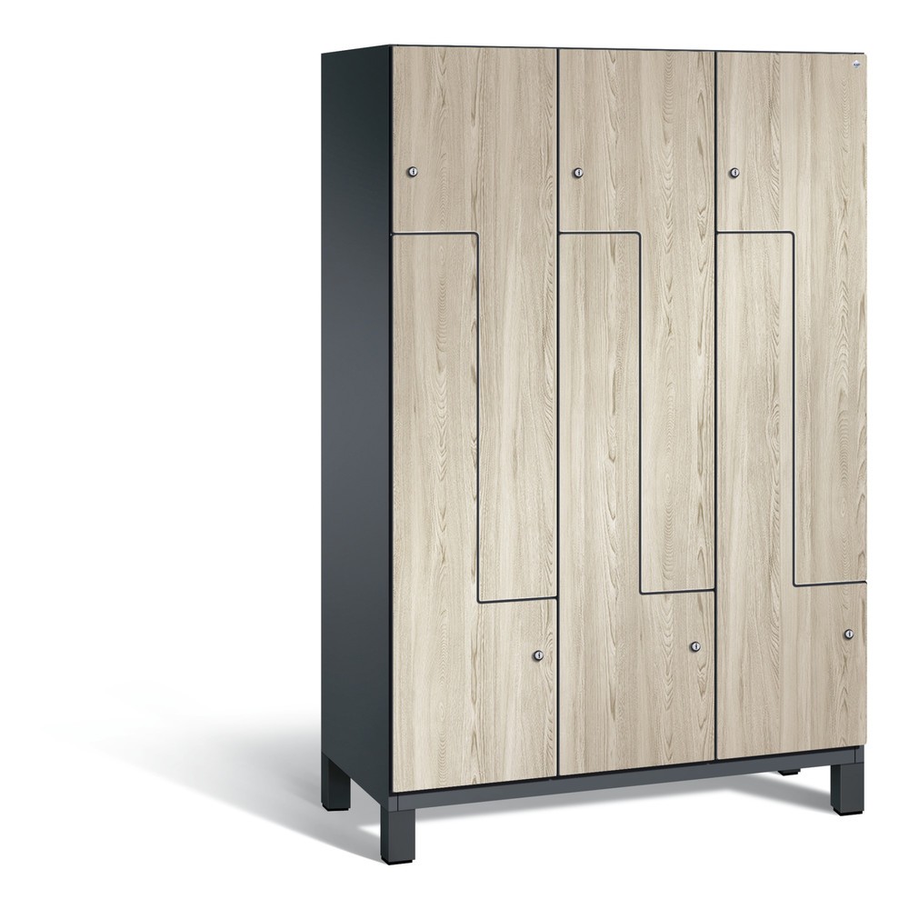 Armoire-penderie en Z Cambio C+P, 3 compartiments, largeur des compartiments 400 mm, HxlxP 1 980x1 200x525 mm, RAL 7021 gris noir, décor frêne Sen, pieds